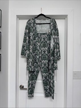 Green and White Printed Two-Piece Lounge Set